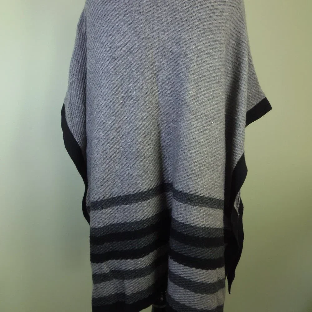 J.‎ Jill Elegant Gray w/Black Poncho Wool Blend Sz. OS and POCKETS